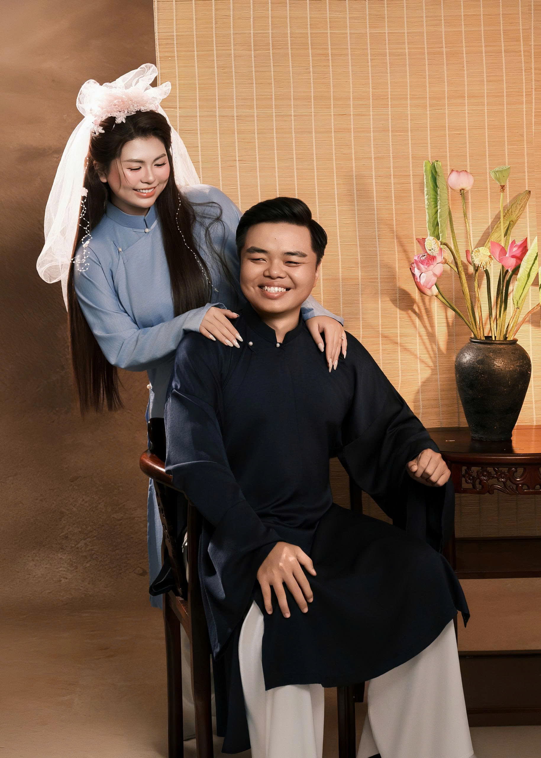 Cô dâu và chú rể trong trang phục truyền thống