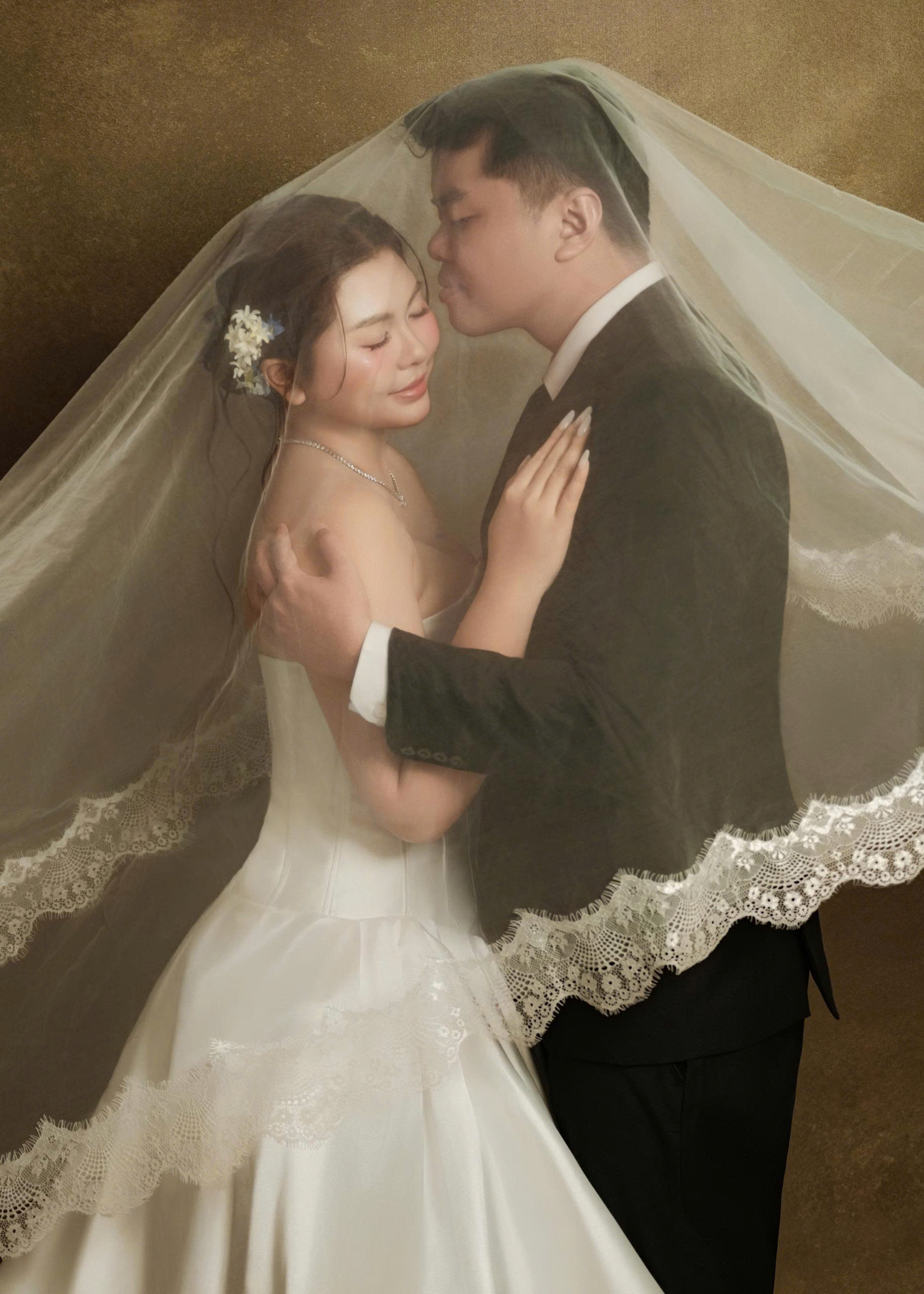 Chú rể trao nụ hôn dịu dàng cho cô dâu